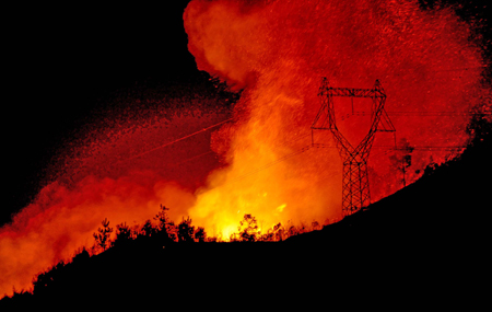 Photo taken on Feb. 12, 2009 shows the forest fire at Qingzhou Township of Shaxian County, southeast China's Fujian Province. A forest fire breaking out at about 12:30 p.m. local time on Thursday in Shaxian County, 270 km from Fujian's capital Fuzhou, was driven by wind toward villages along National Highway No. 205. The cause of the fire was under investigation. (Xinhua/Zhang Guojun)(