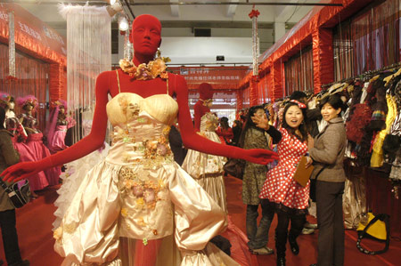People visit the 15th Shanghai International Wedding Photographic Equipment Exhibition in Shanghai, east China, Feb. 12, 2009. The four-day exhibiton opened on Thursday with about 500 enterprises from home and abroad attending. 