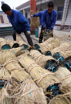 Workers load pumps in a pump company in Yuncheng, north China's Shanxi Province, Feb. 12, 2009.