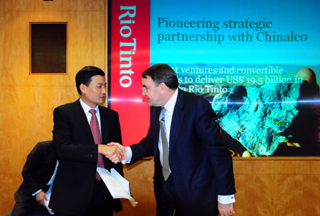 Xiao Yaqing (L), general manager of Aluminum Corp. of China (Chinalco), shakes hands with Rio Tinto Group chairman Paul Skinner at the signing ceremony in London, Britain, Feb. 12, 2009. Chinalco announced Thursday it would invest US$19.5 billion in mining giant Rio Tinto Group, bailing out the latter while securing for the state-owned Chinese company access to more resources. [Xinhua]