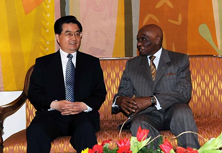 Visiting Chinese President Hu Jintao (L) meets with his Senegalese counterpart Abdoulaye Wade in Dakar, capital of Senegal, Feb. 13, 2009.  