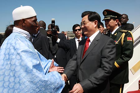 Chinese President Hu Jintao (R Front) is welcomed by his Senegalese counterpart Abdoulaye Wade (L Front) at the airport in Dakar, capital of Senegal, Feb. 13, 2009. Chinese President Hu Jintao arrived in the Senegalese capital of Dakar on Friday for a state visit to promote friendly and cooperative relations between the two countries.