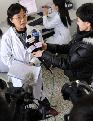 Doctor Wang Xiaobo briefs media the situations of the sufferers of a herbal injection named Shuanghuanglian Injections, at a hospital in Xining, capital of northwest China&apos;s Qinghai Province, on Feb. 13, 2009. China&apos;s health authorities suspended the use of an herbal injection Thursday after one person is suspected to have died after using a product named Shuanghuanglian Injections. An announcement by the Ministry of Health (MOH) and the State Food and Drug Administration (SFDA) said they were investigating three cases where people had adverse reactions to the medicine, including one fatal, in northwest China&apos;s Qinghai Province.