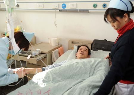 Tian Zengcheng, a sufferer of an herbal injection named Shuanghuanglian Injections, receives medical treatments at a hospital in Xining, capital of northwest China&apos;s Qinghai Province, on Feb. 13, 2009. China&apos;s health authorities suspended the use of a herbal injection Thursday after one person is suspected to have died after using a product named Shuanghuanglian Injections. An announcement by the Ministry of Health (MOH) and the State Food and Drug Administration (SFDA) said they were investigating three cases where people had adverse reactions to the medicine, including one fatal, in northwest China&apos;s Qinghai Province. (Xinhua/Hou Deqiang)