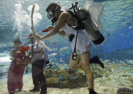 Divers stage a play on the eve of Valentine&apos;s Day inside Manila Ocean Park&apos;s &apos;oceanarium&apos; February 13, 2009. 