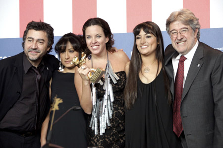 Producer Antonio Chavarrias ,actress Maria del Pilar Guerrero, director Claudia Llosa, actress Magaly Solier and producer Jose Maria Morales (L-R) pose with the Golden Bear award for Best Film during a news conference after the awards ceremony at the 59th Berlinale International Film Festival in Berlin February 14, 2009. The Golden Bear was awarded for her movie La teta asustada. [Xinhua/Reuters Photo] 