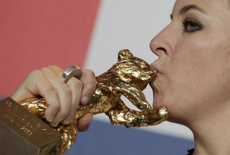 Director Claudia Llosa from Peru reacts with the Golden Bear for the best film, The Milk Of Sorrow (La Teta Asustada) during a press conference at the Berlinale in Berlin, Germany, Saturday, Feb. 14, 2009. The 59th International Film Festival Berlin takes place in the German capital from Feb. 5 until Feb. 15, 2009.[Xinhua/Reuters Photo]