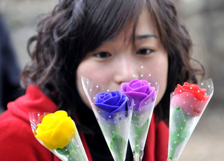 A woman views dough roses in Xiangshan Park in Huaibei City, east China's Anhui Province, Feb. 14, 2009, the Valentine's Day. [Xinhua]