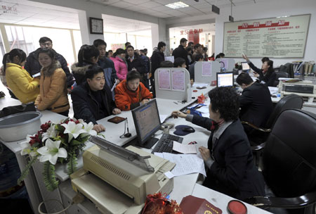  A couple get married at a marriage registration center in Jinan, capital of east China's Shandong Province, Feb. 14, 2009. Lots of couples got registered here on the Valentine's Day. [Xinhua]