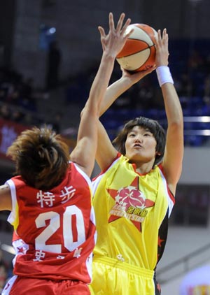 Zhang Fan (R) from the Northern Stars shoots at the 2009 WCBA All Stars Game held in Beijing, Feb. 15, 2009. [Xinhua]
