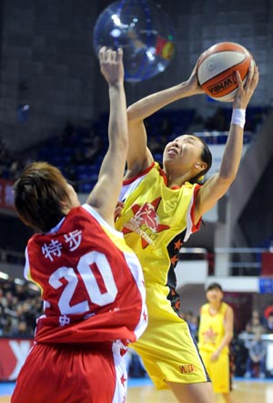 Miao Lijie (R) from the Northern Stars shoots at the 2009 WCBA All Stars Game held in Beijing, Feb. 15, 2009. [Xinhua]