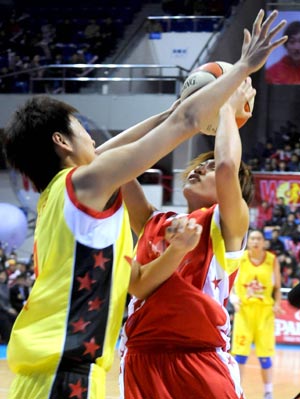 Shi Xiufeng (R) from the Southern Stars shoots at the 2009 WCBA All Stars Game held in Beijing, Feb. 15, 2009. (Xinhua/Luo Xiaoguang)