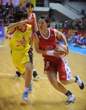 Xu Ge (R) from the Southern Stars controls the ball at the 2009 WCBA All Stars Game held in Beijing, Feb. 15, 2009. [Xinhua]