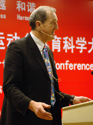 Claude-Louis Gallien, Vice President of Internatinal University Sports Federation (FISU) hosts the closing ceremony of the 2009 Winter Universiade Sport Science Conference at Harbin Engineering University in Harbin, capital of Northeast China's Heilongjiang Province, Feb 15, 2009. The two-day conference closed on Sunday. [Xinhua]