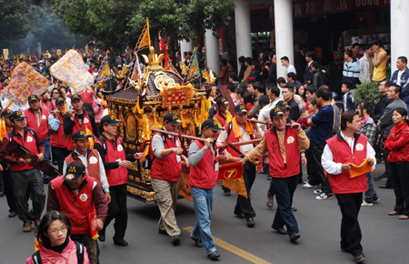 Worshippers of Mazu, a Chinese sea goddess, perform a worshipping activity in Quanzhou City, southeast China's Fujian Province, Feb. 15, 2009. More than 600 worshippers from east China's Taiwan Province came to the Tianhou Temple in Quanzhou Sunday to perform a variety of worshipping activities showing respect to Mazu. [Yan Caibin/Xinhua]