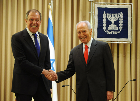 Israeli President Shimon Peres (R) meets with visiting Russian Foreign Minister Sergei Lavrov in Jerusalem, Israel, Feb. 15, 2009. [Yin Bogu/Xinhua]