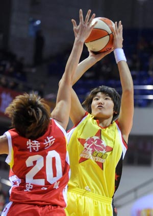  Zhang Fan (R) from the Northern Stars shoots at the 2009 WCBA All Stars Game held in Beijing, Feb. 15, 2009. [Luo Xiaoguang/Xinhua]