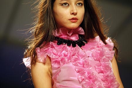 A model displays a creation during the Verrier Fall 2009 collection during New York Fashion Week in New York, February 14, 2009.[Xinhua/Reuters]