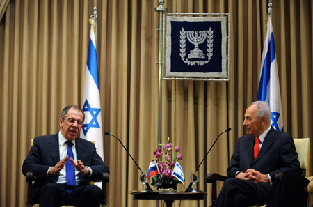 Israeli President Shimon Peres (R) meets with visiting Russian Foreign Minister Sergei Lavrov in Jerusalem, Israel, Feb. 15, 2009. [Yin Bogu/Xinhua]