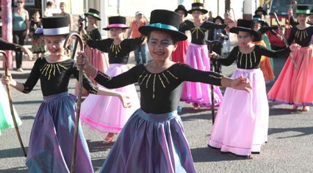 People parade to celebrate the 147th anniversary of the foundation of the city of Matagalpa in Nicaragua, on Feb. 14, 2009. [Jairo Cajina/Xinhua]