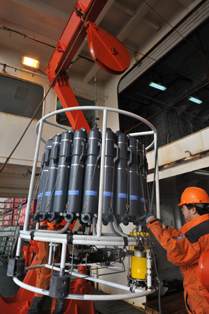 Members of the Chinese expedition team work on China's Antarctic ice breaker Snow Dragon on the Antarctica, Feb. 15, 2009. The Snow Dragon carrying the 25th Chinese Antarctica scientific expedition team is working near Prydz Bay and Amery Ice Shelf recently. [Liu Yizhan/Xinhua]