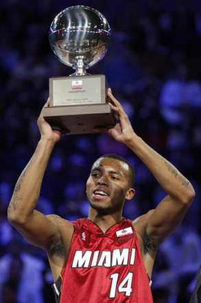 Miami Heat&apos;s Daequan Cook holds up his trophy after winning the Three-Point Shootout competition at NBA All-Star weekend in Phoenix, Arizona February 14, 2009.[China Daily/Agencies] 