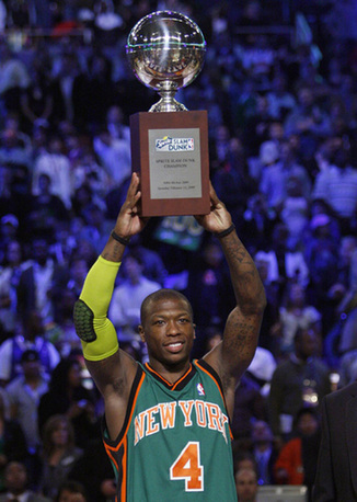 New York Knicks&apos; Nate Robinson holds up his trophy after winning the Slam Dunk contest at NBA All-Star weekend in Phoenix, Arizona, February 14, 2009. [China Daily/Agencies] 