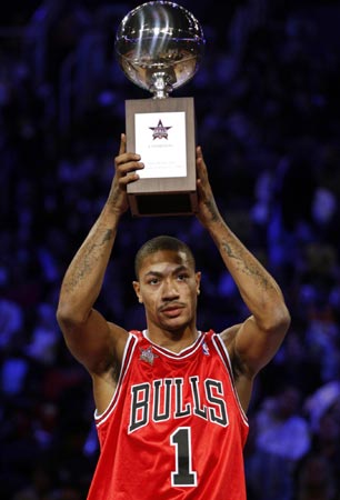 Chicago Bull&apos;s Derrick Rose holds up his trophy after winning the Skills Competition at the NBA All-Star basketball weekend in Phoenix, Arizona, February 14, 2009. [China Daily/Agencies] 