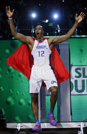 Orlando Magic&apos;s Dwight Howard wears a Superman cape as he competes in the Slam Dunk contest at the NBA All-Star weekend in Phoenix, Arizona, February 14, 2009. [China Daily/Agencies] 