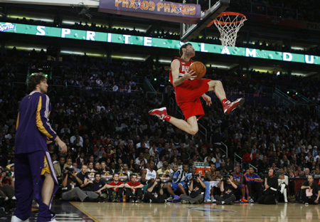 Portland Trail Blazers&apos; Rudy Fernandez of Spain is assisted by fellow Spaniard Los Angeles Lakers&apos; Pal Gasol (L) as he competes during the Slam Dunk contest at NBA All-Star weekend in Phoenix, Arizona, February 14, 2009. [China Daily/Agencies] 