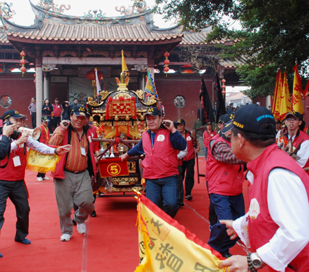 Worshippers of Mazu, a Chinese sea goddess, perform a worshipping activity in Quanzhou City, southeast China's Fujian Province, Feb. 15, 2009. [Yan Caibin/Xinhua] 