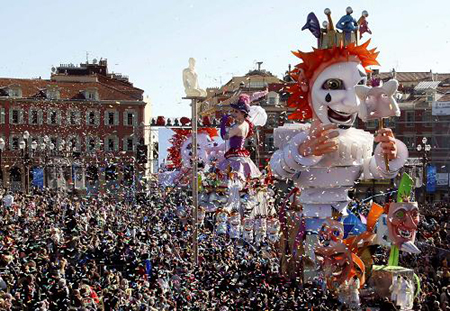 The floats of King and Queen Carnival parade during the 125th edition of the carnival in Nice February 15, 2009.[Xinhua/Reuters]