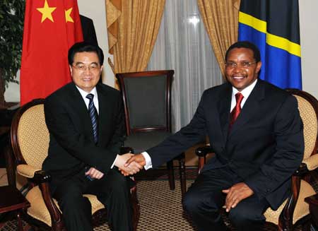 Visiting Chinese President Hu Jintao (L) meets with his Tanzanian counterpart Jakaya Mrisho Kikwete in Dar es Salaam, Tanzania, Feb. 15, 2009.