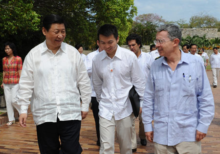 Visiting Chinese Vice President Xi Jinping Sunday held talks with Colombian President Alvaro Uribe in the northern Colombian port city of Cartagena.