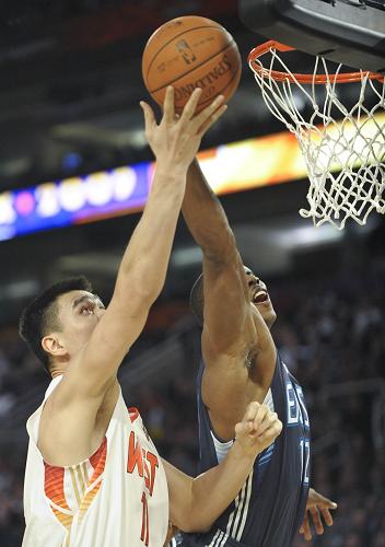 Yao Ming (L) in the NBA's annual All-Star Game on Sunday.