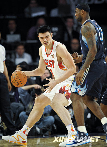 Yao Ming (L) in the NBA's annual All-Star Game on Sunday. 