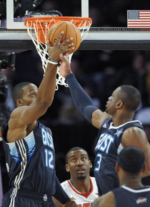 Magic's Dwight Howard (L) from the East goes up for a basket during the NBA All-Star basketball game in Phoenix, Arizona of the United States, Feb. 15, 2009. The West defeated the East 146-119. [Xinhua]