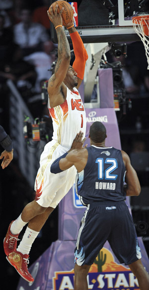 Phoenix Suns' Amar'e Stoudemire (L) from the West goes up for a slam dunk during the NBA All-Star basketball game in Phoenix, Arizona of the United States, Feb. 15, 2009. The West defeated the East 146-119. [Xinhua]