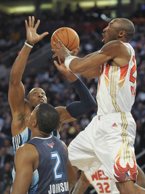  Los Angeles' Kobe Bryant (R) from the West controls the ball during the NBA All-Star basketball game in Phoenix, Arizona of the United States, Feb. 15, 2009. The West defeated the East 146-119. [Xinhua]