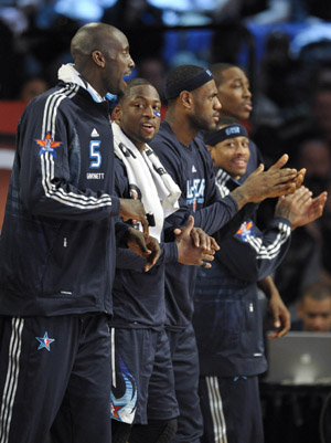 The East is introduced to the audience before the NBA All-Star basketball game in Phoenix, Arizona of the United States, Feb. 15, 2009. [Xinhua] 