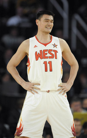 Houston Rockets' Yao Ming from the West gestures during the NBA All-Star basketball game in Phoenix, Arizona of the United States, Feb. 15, 2009. The West defeated the East 146-119. [Xinhua]