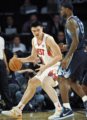 Houston Rockets' Yao Ming (L) from the West vies with Cleveland Cavaliers' LeBron James from the East during the NBA All-Star basketball game in Phoenix, Arizona of the United States, Feb. 15, 2009. The West defeated the East 146-119. [Xinhua]
