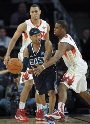 Detroit Pistons' Allen Iverson (front L) from the East tries to pass the ball during the NBA All-Star basketball game in Phoenix, Arizona of the United States, Feb. 15, 2009. The West defeated the East 146-119. [Xinhua]