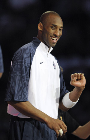 Los Angeles Lakers' Kobe Bryant shows his ring during a ceremony where the players were presented rings for wining the gold medal at the Olympics in Beijing of China last year, during halftime at the NBA All-Star basketball game in Phoenix, Arizona of the United States, Feb. 15, 2009. [Xinhua]