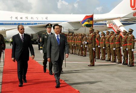 President Hu Jintao (R) and Mauritian Prime Minister Navinchandra Ramgoolam review a guard of honour upon the visiting Chinese leader's arrival in the Mauritian capital Port Louis, February 16, 2009. [Xinhua] 