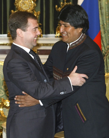 The Russian and Bolivian presidents inked a series of agreements here Monday, pledging to boost military ties and cooperation in fighting terrorism and drug trafficking. Bolivia's President Evo Morales (R) and Russia's President Dmitry Medvedev meet in Moscow for talks, February 16, 2009. [Xinhua/Reuters]