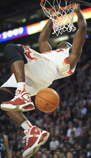 Phoenix Suns' Shaquille O'Neal slam dunks during the NBA All-Star basketball game in Phoenix, Arizona of the United States, Feb. 15, 2009. The West defeated the East 146-119. [Qi Heng/Xinhua]