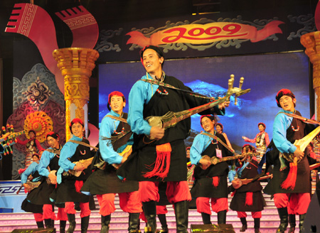 Tibetan artists in traditional costumes stage Tibetan dance during a rehearsal for the grand party scheduled to open on Feb. 24 to celebrate the upcoming Tibetan New Year, the year of Ox, in Lhasa, capital of sotuhwest China's Tibet Autonomous Region, Feb. 14, 2009. [Jia Lijun/Xinhua]