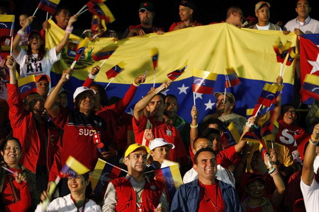 Supporters of Venezuela's President Hugo Chavez celebrate outside Miraflores Palace after the electoral court announced a victory for Chavez in a national referendum to decide whether to allow him to stay in power for as long as he keeps winning elections, February 15, 2009. [China Daily/Agencies]