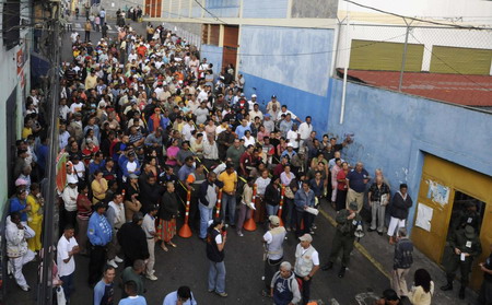 Venezuelans line up to vote during a referendum in Caracas February 15, 2009. Venezuelans voted on Sunday on a proposal that would allow Chavez to stay in power for as long as he keeps winning elections. [China Daily/Agencies]